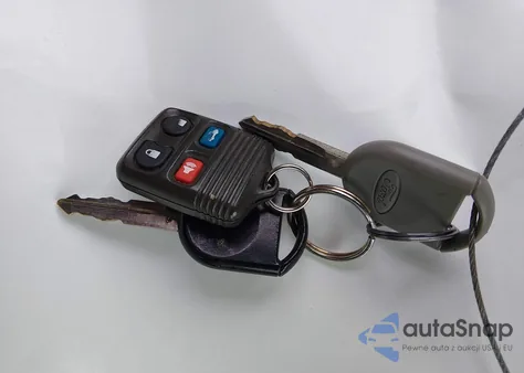 2005 Ford Crown Victoria Lx/Lx Sport from USA, damaged, VIN 2FDHP74W35X121693